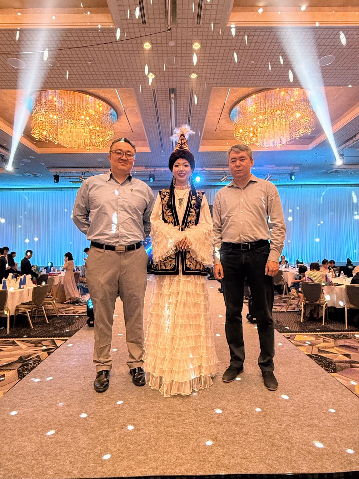 カザフスタン大使館・カザフスタン協会と桜井まいら記念撮影(ニューオータニ東京)